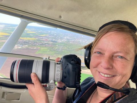 Karina Hessland im Flugzeug