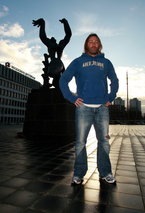 Rotterdam , 281209 , Saison 2009/2010 ; Fussball 3.Liga FC Carl Zeiss Jena - Trainer Rene van ECK Rene van ECK in der Stadt , in der er aufgewachsen ist und in der seine Fussballkarriere begann hier am Denkmal "De verwoeste Stad" , die Statue ziert Rene van ECKs Rücken , sie bedeutet für ihn das Loch , was durch den Tod des Vaters gerissen wurde Foto:Karina Hessland -----------------------------------------------------------------------------------------------Copyright by KH/Karina Hessland Bildjournalismus und Fotografie / Karina Hessland , Bergstrasse 02 , 99634 Straussfurt , Tel: 0177-2967631 ; E-Mail: karina.hessland@googlemail.com ; Bankverbindung : Erfurter Bank BLZ : 82064229 Konto: 1107836 , SteuerNr.: 151/230/13457  FA Erfurt , Nutzung nur gegen Honorar + 7% Mwst und Urhebernennung! Mit Abdruck werden die AGB von Karina Hessland Bildjournalismus unf Fotografie anerkannt. WICHTIG: Jegliche kommerzielle Nutzung ist Honorar- und Mehrwertsteuerpflichtig! Honorar gemaess MFM. Weitergabe an Dritte nur nach vorheriger Absprache mit dem Urheber! Darstellung im Internet ist grundsaetzlich Honorar- und Mehrwertsteuerpflichtig, auch als 1:1 Kopie in Internet -Ausgaben von Tageszeitungen und Magazinen. Autoren-Nennung auch für Internet -Darstellung gemaess § 13 UrhGes.