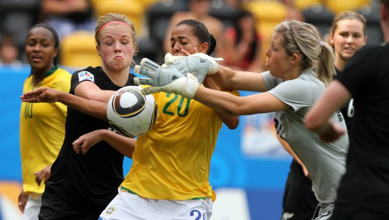 Dresden , 200710 , FIFA U-20 Women s World Cup Germany 2010 , Gruppe B  Neuseeland - Brasilien Briony Fisher und Torhüterin Erin Nayler (beide Neuseeland) gegen Ludmilla (Mitte/Brasilien) Foto:Karina Hessland