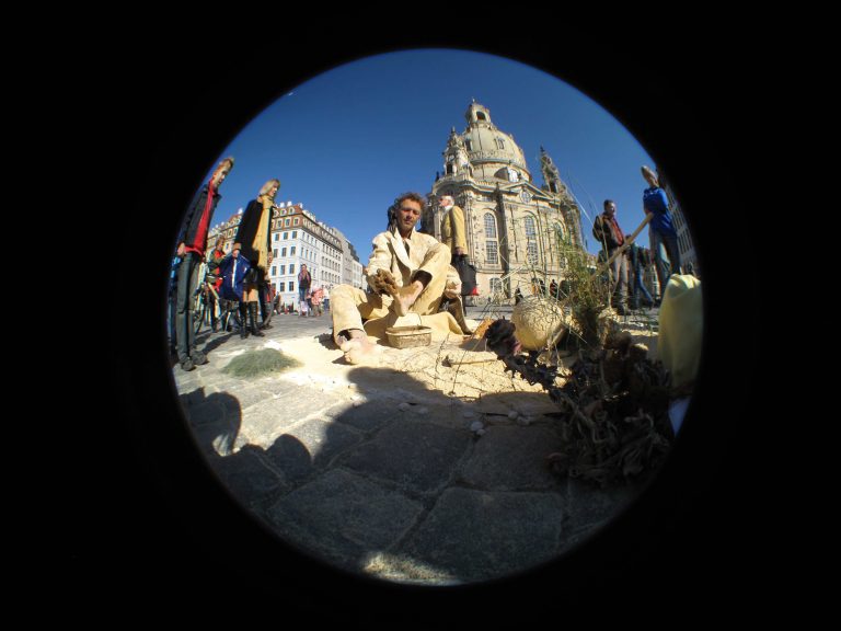 Dresden , 101010 , Strassenkünstler vor der Frauenkirche auf dem Neumarkt Foto:Karina Hessland