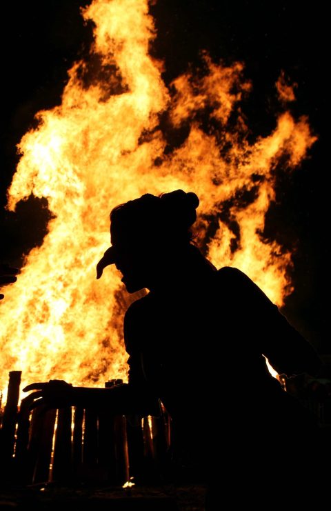 Erfurt , 300411 , Walpurgisnacht auf dem Erfurter Domplatz , Hexen und Teufel vertreiben mit dem Maifeuer die kalte Jahreszeit und die bösen Geister Foto:Karina Hessland