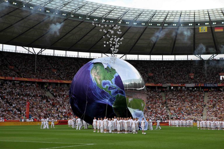 Berlin , 260611 , FIFA / Frauen Weltmeisterschaft 2011 / Womens Worldcup 2011 , Gruppe A ,  Deutschland (GER) gegen Canada (CAN)Weltkugel auf dem Spielfeld während der Eröffnungsfeier Foto:Karina Hessland