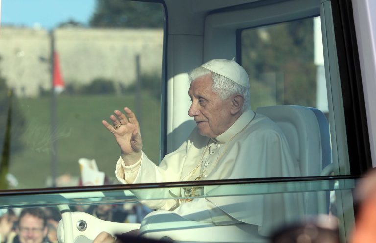 Erfurt , 240911 , Papst Benedikt XVI. besucht Erfurt / Papstbesuch Papst Benedikt XVI. (mit bürgerlichem Namen Joseph Aloisius Ratzinger) eröffnet auf dem Domplatz vor Dom und St. Severi die Heilige Messe / Gottesdienst /  Kirche / Katholik / katholisch / Eucharistiefeier im Bild: der Papst fährt im Papamobil (Mercedes) über den Domplatz und winkt den Pilgern zu Foto:Karina Hessland