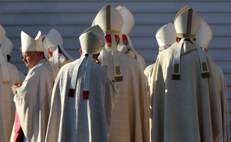 Erfurt , 240911 , Papst Benedikt XVI. besucht Erfurt / Papstbesuch Papst Benedikt XVI. (mit bürgerlichem Namen Joseph Aloisius Ratzinger) eröffnet auf dem Domplatz vor Dom und St. Severi die Heilige Messe / Gottesdienst /  Kirche / Katholik / katholisch / Eucharistiefeier im Bild: Kardinäle gehen auf die Altarbühne Foto:Karina Hessland