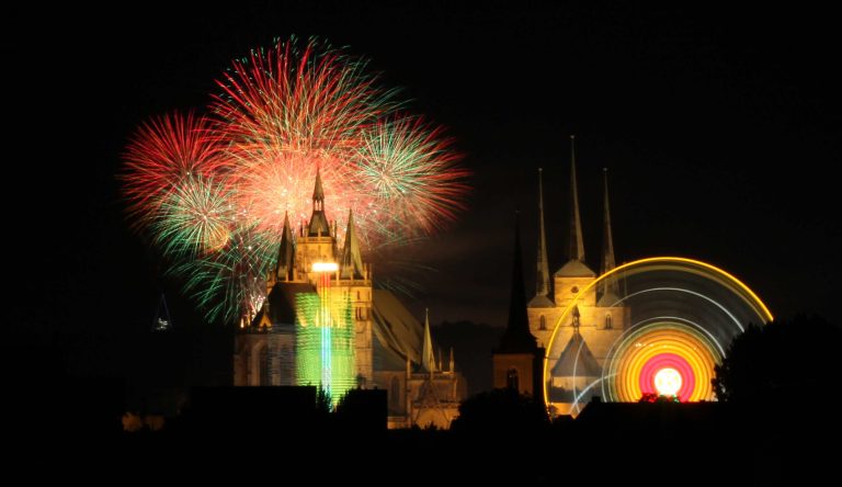 Erfurt , 011011 , Oktoberfest und Pyronight 2011 mit Erfurter Dom und St. Severi Feuerwerk auf der Messe hinter dem Dom , auf dem Domplatz ein Riesenrad Foto:Karina Hessland
