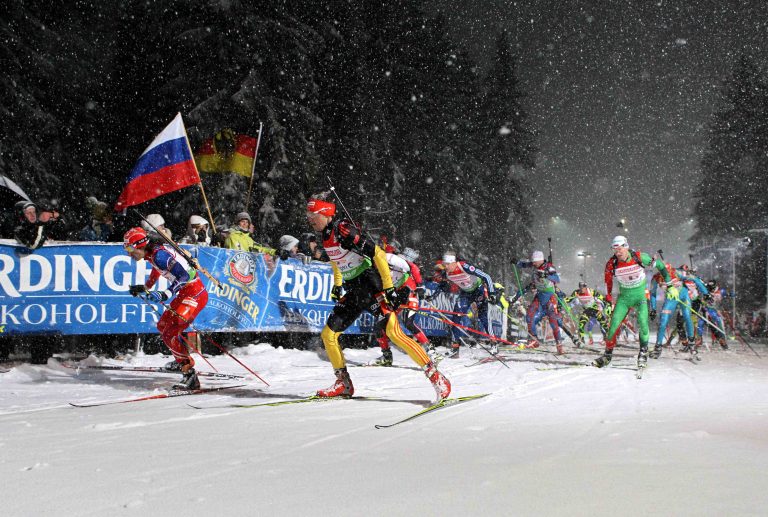 05.01.2012, DKB-Ski-ARENA, Oberhof, GER, E.ON IBU Weltcup Biathlon 2012, Staffel Männer, im Bild  das Starterfeld am Birxstieg / Birxsteig  // during the Staffel Männer E.ON IBU World Cup Biathlon, Thüringen, Germany on 2012/01/04Foto:Karina Hessland
