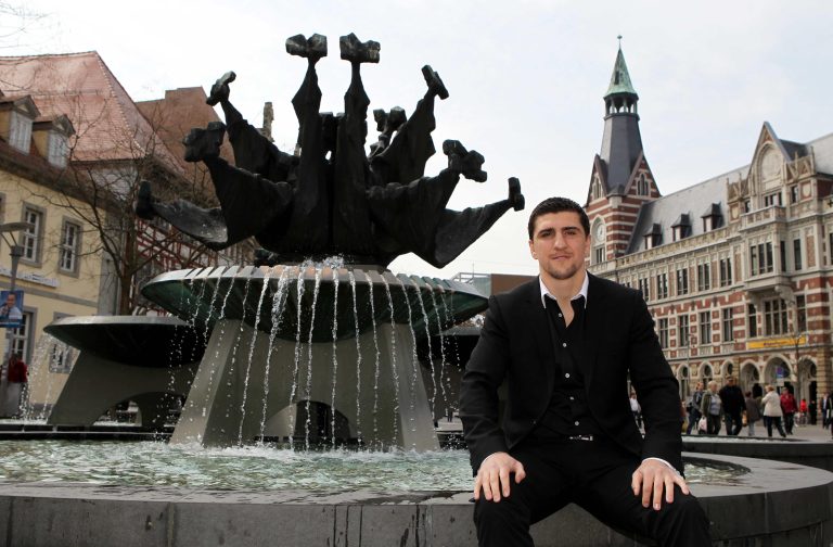 Erfurt , 030412 , Radisson blu , Pressekonferenz zum WBO-Weltmeisterschaft im Cruisergewicht zwischen WBO-Weltmeister Marco Huck und Interims-Champion Ola Afolabi am 05.05.2012 in der Erfurter Messehalle im Bild: Marco Huck (WBO-Weltmeister im Cruisergewicht)auf dem Erfurter Anger Foto:Karina Hessland