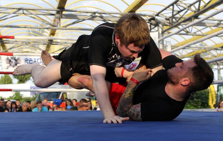 Erfurt, 300612 , 2.BodyCheck-Cup, Open Air,  Kampfsportevent, Selgrosgelände Erfurt/ Linderbach (GVZ)Grappling D-Klasse -90 kg Stefan Kummer (weiss-rote Hose/CSC Erfurt) vs Fabian Förtsch (schwarze Hose/Warriors Gym Forchheim)Foto:Karina Hessland