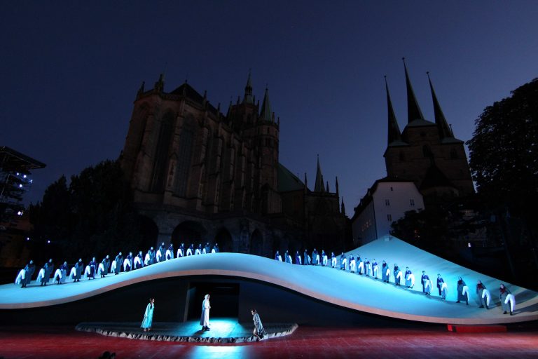 Erfurt , 100712 , Domstufenfestspiele, Die Lombarden, Produktion des Theaters Erfurt, Oper in vier Akten von Giuseppe Verdi, Text von Temistocle Soler, Koproduktion mit den St. Galler FestspielenMusikalische Leitung Samuel BächliInszenierung Guy MontavonPremiere ist am Donnerstag, dem 12.07.2012 Foto:Karina Hessland