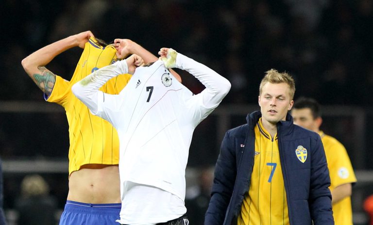16.10.2012, Olympia Stadion, Berlin, WMQ, LS, Deutschland (GER) vs Schweden (SWE) im Bild Bastian Schweinsteiger (GER) und Mikael Lustig (SWE) tauschen die Trikots , rechts Sebastian Larsson (SWE)  // during the match between Germany and Sweden on 2012/10/16 Foto:Karina Hessland