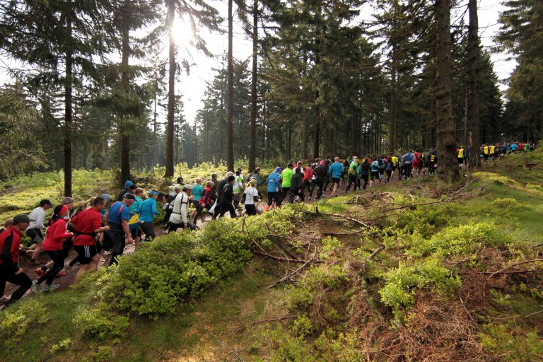25.05.13 , Oberhof, 41. GutsMuths-Rennsteiglauf 2013, der grösste Crosslauf Europas, insgesamt starteten 16000 Läufer, am Startort Oberhof begann der Halbmarathon über 21 Kilometer hier Impressionen vom Rennsteiglauf Foto:Karina Hessland