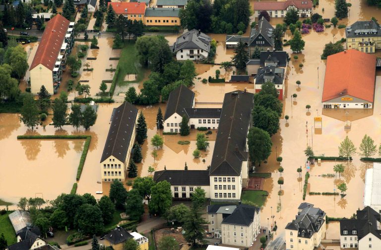 BERGA/ELSTER, 03.06.2013, Hochwasser in Thüringen, der Fluss Weisse Elster ist über die Ufer getreten und hat den Ort Berga überschwemmt Foto: Karina Hessland ACHTUNG LUFTAUFNAHME 100% AUFSCHLAG MINDESTHONORAR 60 EURO