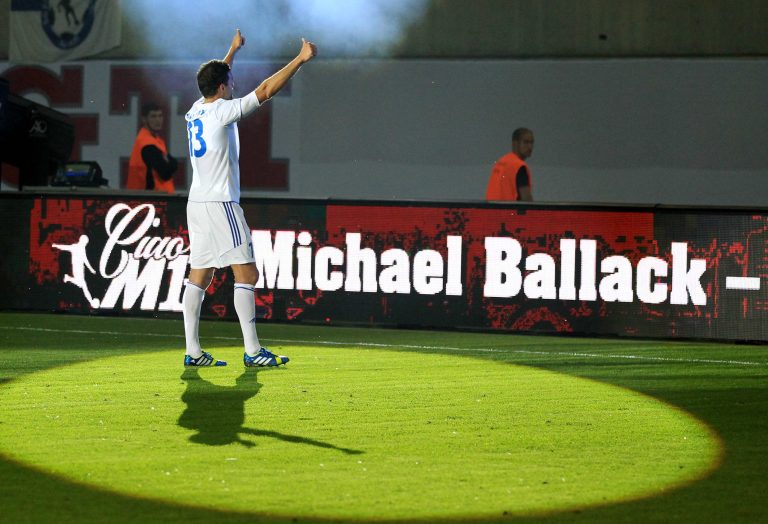05.06.13, Leipzig, Red Bull Arena, GER, Abschiedsspiel Michael Ballack, Ciao MB im Bild  Michael Ballack verabschiedet sich bei seinen Fans   // during the match between Team Weltauswahl and Team Ballack & Friends on 05.06.13   Foto:Karina Hessland