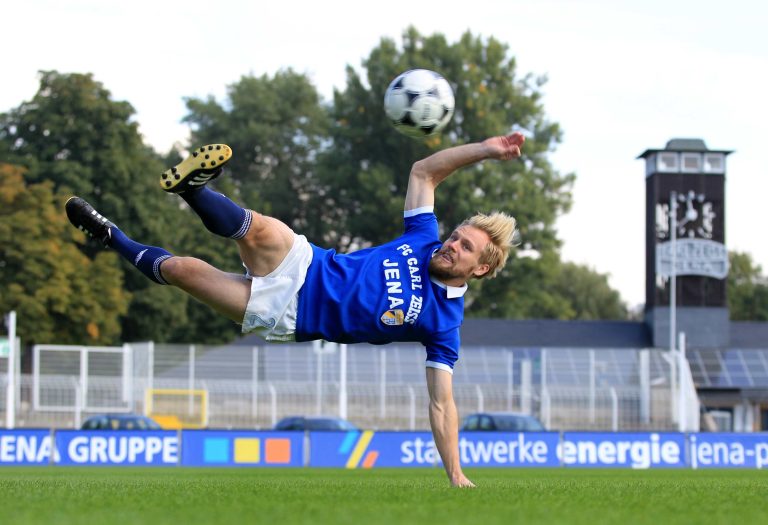 27.09.13, Jena, Ernst-Abbe-Sportfeld, GER, NOFV, Regionalliga Nordost, FC Carl Zeiss Jena, für einen Kalender im Retro-Look werden Shootings im Ernst-Abbe-Sportfeld gemacht 
im Bild  Seitfallzieher Tom Geissler (Jena) 
Foto:Karina Hessland