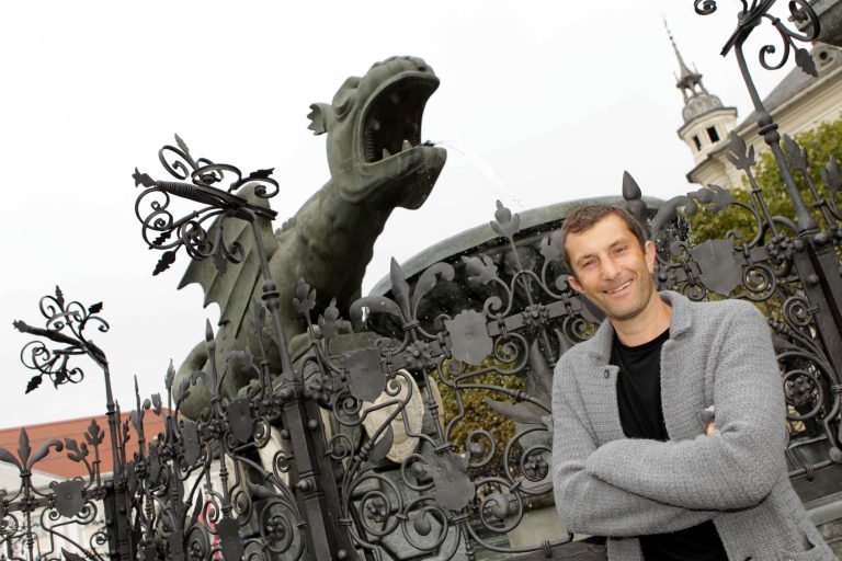 09.10.13 , Klagenfurt am Wörthersee / Kärnten, Homestory Trainer Walter Kogler (RW Erfurt) im Bild: Walter Kogler auf dem Neuen Platz vor dem Lindwurm, dem Wahrzeichen der Stadt Foto:Karina Hessland