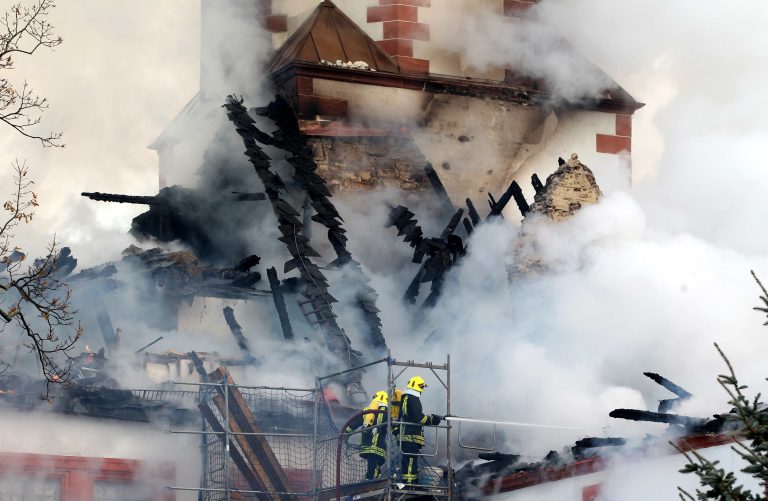 26.11.13 , Ohrdruf, Schloss Ehrenstein, das Dachgeschoss des Schlosses brennt / Brand im Schloss / die Feuerwehr ist im Einsatz, Teile des Dachgeschosses sind eingestürzt Foto:Karina Hessland