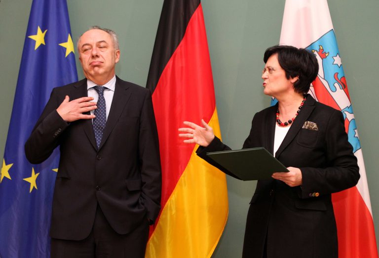 29.11.13 , Erfurt, Thüringer Staatskanzlei, Wirtschaftsminister Matthias Machnig (SPD) erhält heute von Ministerpräsidentin Christine Lieberknecht (CDU) seine Entlassungsurkunde 
im Bild: Wirtschaftsminister Matthias Machnig und Ministerpräsidentin Christine Lieberknecht 
Foto:Karina Hessland