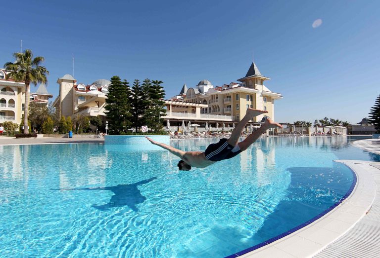 12.02.14, Side, TUR, NOFV, Regionalliga Nordost, FC Carl Zeiss Jena - Trainingslager / Hotel Side Star Resort im Bild:  Andis Shala springt nach dem Training in den Pool, im Hintergrund das Hotel Foto:Karina Hessland