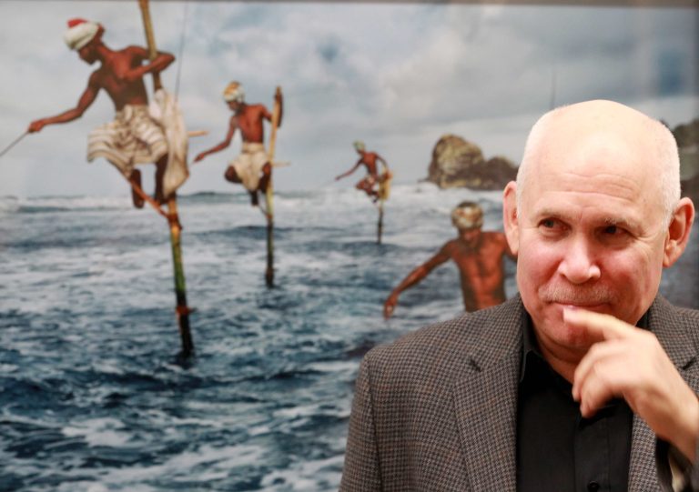 20.02.14 , Erfurt, Kunsthalle Erfurt im Haus zum Roten Ochsen, Ausstellung in Kooperation mit Magnum Photos - Steve McCurry. Retrospectiveim Bild: Fotograf Steve McCurry in seiner Ausstellung, die vom 21.02. bis zum 22.04.2014 zu sehen sein wird Foto:Karina Hessland