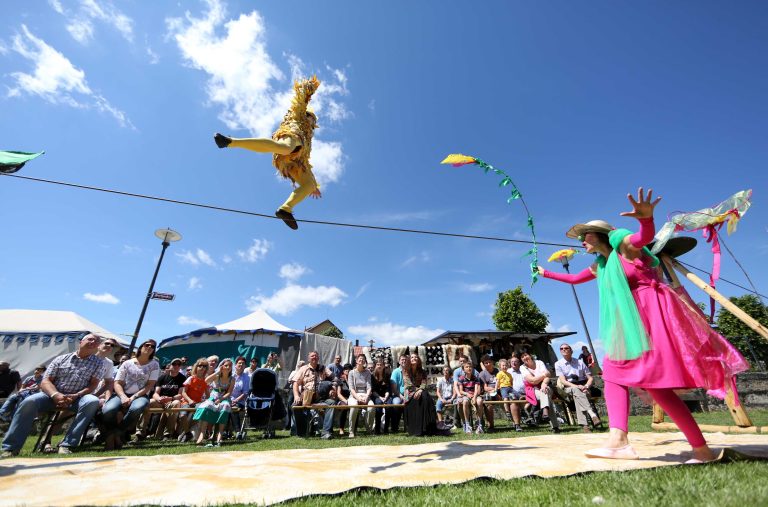 25.04.14 , Mühlhausen, 11.Bauernkriegsspektakel in der historischen Altstadt / Historienspiele und Mittelaltermarktim Bild: ein Seiltänzer erfreut die Besucher des Spektakels Foto:Karina Hessland