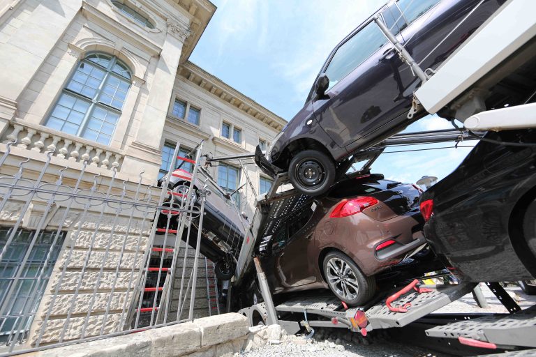 11.08.14 , Weimar, Goethe-Schiller-Archiv an der Jenaer Strasse Ecke Hans-Wahl-Strasse, der Fahrer eines Autotransportes / LKWs hatte gesundheitliche Probleme und fuhr in die Hauswand des vor 2 Jahren nach Sanierung wieder eröffnete Goethe-Schiller-Archiv, die Bundesstrasse B7 war einseitig gesperrt, nun beginnt die Bergung der Fahrzeuge Foto:Karina Hessland