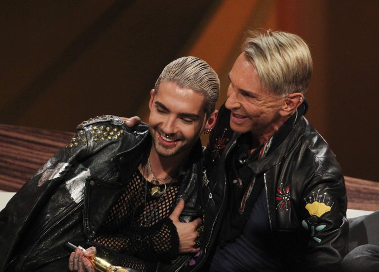04.10.14 , Erfurt, Messehalle, TV-Show Wetten dass..?, Moderator Markus Lanz präsentiert Wetten und Stars in der drittletzten Show, die am 13.12.2014 nach 33 Jahren abgesetzt werden soll im Bild: Bill Kaulitz (Tokio Hotel) und Modedesigner Wolfgang JoopFoto: Karina Hessland
