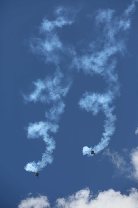 28.06.15 , Erfurt, Flughafen Erfurt-Weimar, Flughafenfest, viele Menschen sind gekommen, um historische Flugzeuge, Kunstflug und Modellflugzeuge zu bestaunen im Bild: Kunstflug Modellflugzeuge / YAK Foto: Karina Hessland