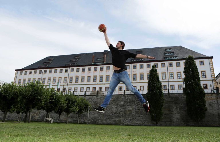 27.08.2015, Gotha, GER, Basketball, 2.Bundesliga, Pro A, Oettinger Rockets Gotha, Porträt / Fotoshooting Marco Völler (Sohn von Rudi Völler) im Bild: Marco Völler vor Schloss Friedenstein Foto: Karina Hessland