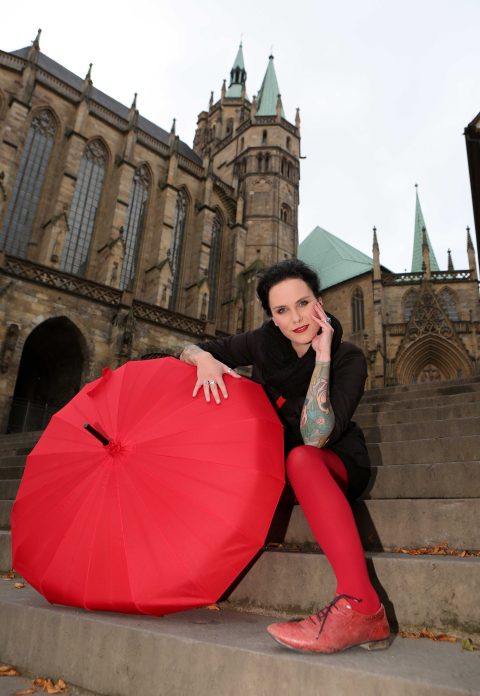 09.10.15 , Erfurt, Shopping-Queen, Anne Martin (30) wird heute von Guido Maria Kretschmer im TV offiziell zur ersten Thüringer Shopping-Queen gekürt 
im Bild: Anne Martin (30) auf den Domstufen  
Foto: Karina Hessland