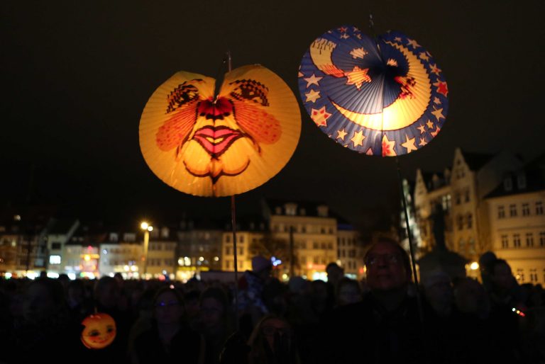 10.11.15 , Erfurt, Martini auf dem Erfurter Domplatz / Martinsfeier / Sankt Martin / ökumenische Feier zu Ehren des Heiligen Martin von Tours / Kinder sind mit Laternen unterwegs und gedenken dem Heiligen Martin Foto: Karina Hessland
