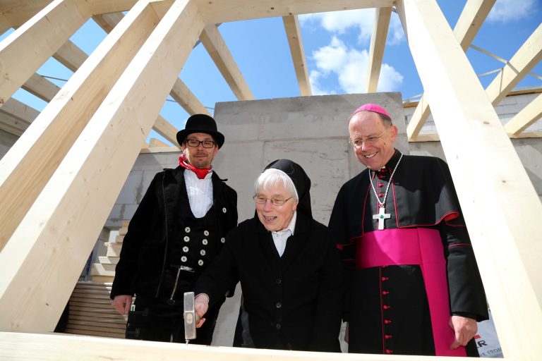 29.04.16 , Erfurt, Ursulinenkloster am Anger, die Erfurter Ursulinen feiern Grundsteinlegung und Richtfest ihres neuen Konventsgebäudes
im Bild: Lars Schrickel (Holzbau Schrickel GmbH), Schwester Angela und Bischof Ulrich Neymeyr beim Nagel einschlagen 
Foto: Karina Hessland