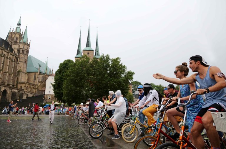 23.07.16 , Erfurt, Klappradrennen des Todes, Start ist auf dem Domplatz, das Ziel ist im WirGarten im Bild: im Bild: in coolen Kostümen stehen die Starter bereit Foto: Karina Hessland