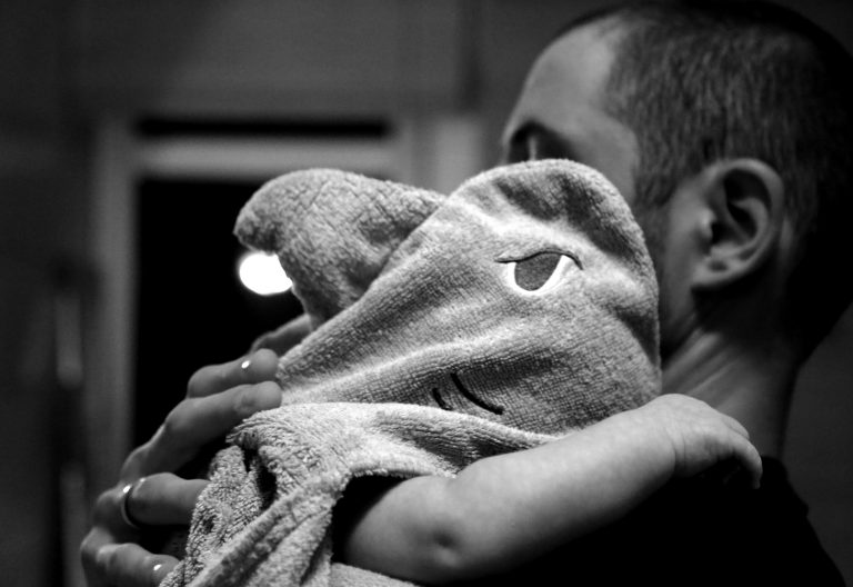09.10.16 , Erfurt, Mann mit Baby nach dem Baden, das Baby ist in ein Hai-Handtuch eingewickelt Foto: Karina Hessland