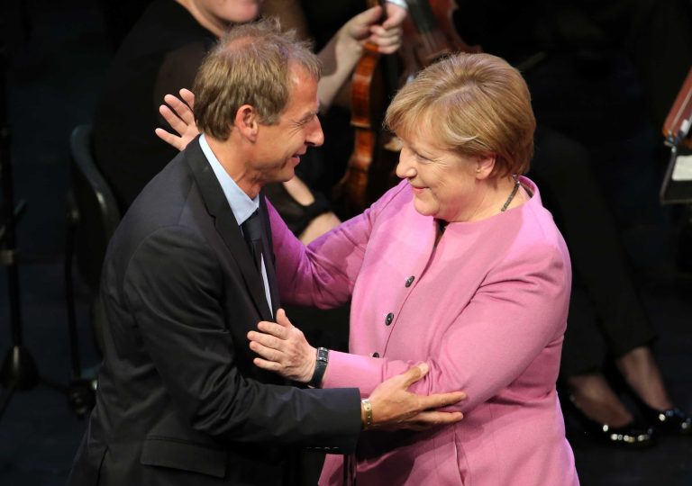 03.11.16 , Erfurt, Theater, 42. Ordentlicher Bundestag des DFB / Festakt und feierliche Eröffnung im Bild: Jürgen Klinsmann wird zum Ehrenspielführer ernannt, hier gratuliert Bundeskanzlerin Angela Merkel Foto: Karina Hessland-Wissel