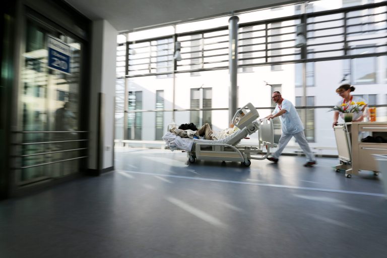 01.04.17 , Jena, Uniklinikum, UKJ, Unzug vom alten Trakt in das neue Gebäude (u.a. Kardiologie) im Bild: die Patienten werden in ihren Betten vom alten Bereich in den neuen gebracht Foto: Karina Hessland-Wissel