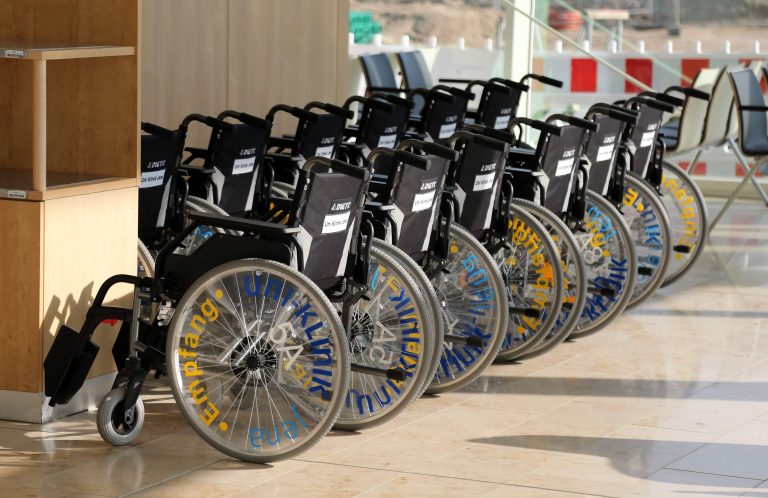 01.04.17 , Jena, Uniklinikum, UKJ, Eingangsbereich / Haupteingang Gebäude A Rollstühle im Eingangsbereich Foto: Karina Hessland-Wissel