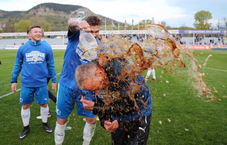 28.04.17 , Jena, Ernst-Abbe-Sportfeld, GER, NOFV, Regionalliga Nordost, Saison 2016/2017, 31.Spieltag, FC Carl Zeiss Jena vs RB II / Rasenballsport IIim Bild Trainer Mark Zimmermann (Jena) bekommt eine Bierdusche - Jena ist Staffelsieger Foto: Karina Hessland-Wissel