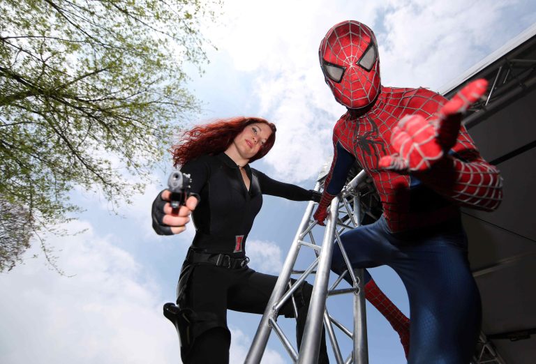 06.05.17 , Erfurt, ega Park, 1.Comic- und Manga-Park auf dem Gelände der EGA, viele Comic- und Manga-Fans sind in bunten, fantasievollen Kostümen gekommen, um sich auszutauschen, neue Comics zu erwerben oder sich zu zeigen 
im Bild: Black Widow und Spiderman aus Koblenz klettern 
Foto: Karina Hessland-Wissel