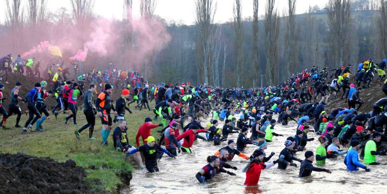 02.12.17 , Rudolstadt, Getting Tough The Race, der härteste und grösste Hindernislauf Europas mit über 3000 Teilnehmern, über 150 Hindernisse sind auf der 24 km langen Strecke aufgebaut 
im Bild: Start des Rennens - zu Beginn mit Krich-Hindernissen und Wassergraben 
Foto: Karina Hessland-Wissel