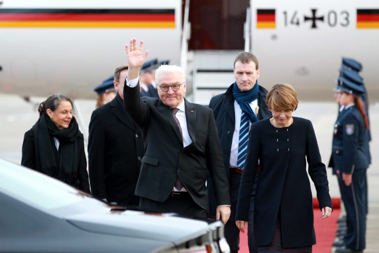 05.12.17 , Erfurt, Flughafen Erfurt-Weimar, Antrittsbesuch des Bundespräsidenten Dr. Frank-Walter Steinmeier Ankunft des Bundespräsidenten am FlughafenBegrüßung durch Ministerpräsident Bodo Ramelowim Bild: Bundespräsident Dr. Frank-Walter Steinmeier und Ehefrau Elke Büdenbender Foto: Karina Hessland-Wissel