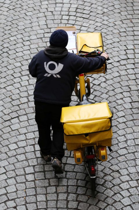 05.12.17 , Erfurt, Krämerbrücke, Postbote mit FahrradFoto: Karina Hessland-Wissel