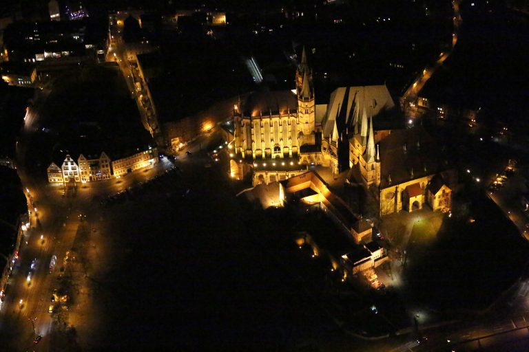 ERFURT, 01.02.2018, Blick auf den Dom St.Marien und St.Severi 
Foto: Karina Hessland-Wissel
 *** Local Caption *** Copyright by KH/Karina Hessland Bildjournalismus und Fotografie , Stauffenbergallee 23 , 99085 Erfurt , Tel: 0177-2967631 ; E-Mail: karina.hessland@googlemail.com ; Bankverbindung : Erfurter Bank BLZ : 82064228  Konto: 1107836 , BIC: ERFBDE8E , IBAN: DE55 8206 4228 0001 1078 36 ; SteuerNr.: 151/230/13457  FA Erfurt , Nutzung nur gegen Honorar + 7% Mwst und Urhebernennung! Mit Abdruck werden die AGB von KH Bildjournalismus und Fotografie anerkannt. WICHTIG: Jegliche kommerzielle Nutzung ist Honorar- und Mehrwertsteuerpflichtig! Honorar gemaess MFM. Weitergabe an Dritte nur nach vorheriger Absprache mit dem Urheber! Darstellung im Internet ist grundsaetzlich Honorar- und Mehrwertsteuerpflichtig, auch als 1:1 Kopie in Internet -Ausgaben von Tageszeitungen und Magazinen. Autoren-Nennung auch für Internet -Darstellung gemaess § 13 UrhGes.