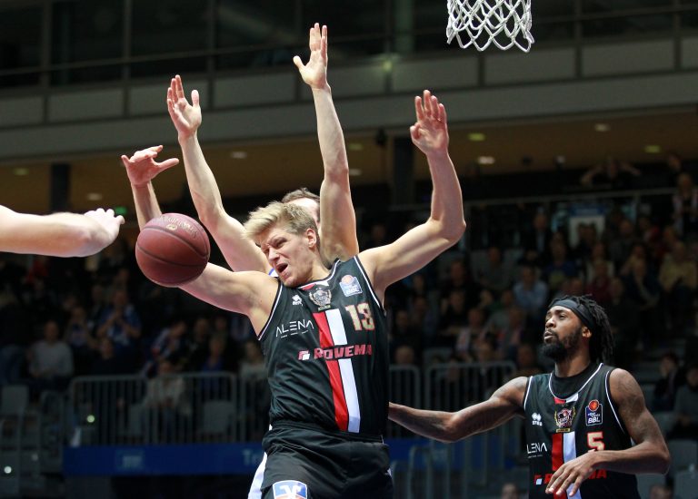 06.02.18 , Erfurt, Messehalle, Messehölle / Blaue Hölle, GER, Basketball, 1.Bundesliga / BBL / Basketball Bundesliga, Rockets Erfurt vs Giessen 46ers
im Bild  Benjamin Lischka (Giessen) 
Foto: Karina Hessland-Wissel
 *** Local Caption *** Copyright by KH/Karina Hessland Bildjournalismus und Fotografie , Stauffenbergallee 23 , 99085 Erfurt , Tel: 0177-2967631 ; E-Mail: karina.hessland@googlemail.com ; Bankverbindung : Erfurter Bank BLZ : 82064228  Konto: 1107836 , BIC: ERFBDE8E , IBAN: DE55 8206 4228 0001 1078 36 ; SteuerNr.: 151/230/13457  FA Erfurt , Nutzung nur gegen Honorar + 7% Mwst und Urhebernennung! Mit Abdruck werden die AGB von KH Bildjournalismus und Fotografie anerkannt. WICHTIG: Jegliche kommerzielle Nutzung ist Honorar- und Mehrwertsteuerpflichtig! Honorar gemaess MFM. Weitergabe an Dritte nur nach vorheriger Absprache mit dem Urheber! Darstellung im Internet ist grundsaetzlich Honorar- und Mehrwertsteuerpflichtig, auch als 1:1 Kopie in Internet -Ausgaben von Tageszeitungen und Magazinen. Autoren-Nennung auch für Internet -Darstellung gemaess § 13 UrhGes.