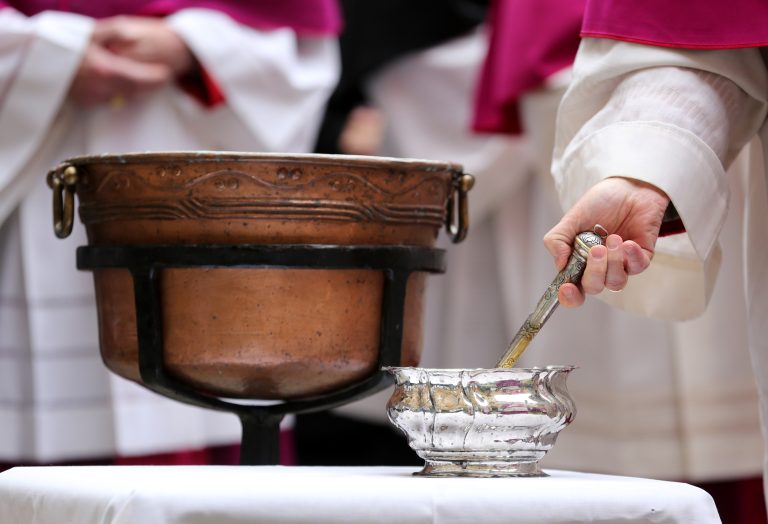 04.05.18 , Erfurt, Dom St. Marien, Requiem für den am 25.04.2018 verstorbenen Altweihbischof Hans-Reinhard Koch und anschliessende Beisetzung im Kreuzgang des Domes 
im Bild: Kelch mit Weihwasser / Feature / Symbol / symbolisch 
Foto: Karina Hessland-Wissel
 *** Local Caption *** Copyright by KH/Karina Hessland Bildjournalismus und Fotografie , Stauffenbergallee 23 , 99085 Erfurt , Tel: 0177-2967631 ; E-Mail: karina.hessland@googlemail.com ; Bankverbindung : Erfurter Bank BLZ : 82064228  Konto: 1107836 , BIC: ERFBDE8E , IBAN: DE55 8206 4228 0001 1078 36 ; SteuerNr.: 151/230/13457  FA Erfurt , Nutzung nur gegen Honorar + 7% Mwst und Urhebernennung! Mit Abdruck werden die AGB von KH Bildjournalismus und Fotografie anerkannt. WICHTIG: Jegliche kommerzielle Nutzung ist Honorar- und Mehrwertsteuerpflichtig! Honorar gemaess MFM. Weitergabe an Dritte nur nach vorheriger Absprache mit dem Urheber! Darstellung im Internet ist grundsaetzlich Honorar- und Mehrwertsteuerpflichtig, auch als 1:1 Kopie in Internet -Ausgaben von Tageszeitungen und Magazinen. Autoren-Nennung auch für Internet -Darstellung gemaess § 13 UrhGes.