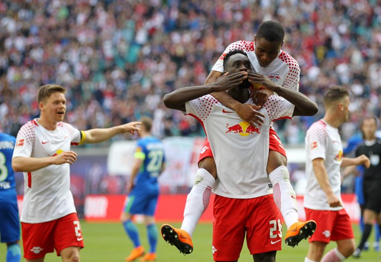 05.05.2018 , Leipzig, Red Bull Arena, GER, 1.FBL, Saison 2017/ 2018, 33. Spieltag, RasenBallsport Leipzig  vs VFL Wolfsburg
im Bild  Torjubel Jean-Kevin Augustin und Ademola Lookman (Leipzig) nach dem Tor zum 4:1 durch Jean-Kevin Augustin
Foto: Karina Hessland-Wissel
 *** Local Caption *** Copyright by KH/Karina Hessland Bildjournalismus und Fotografie , Stauffenbergallee 23 , 99085 Erfurt , Tel: 0177-2967631 ; E-Mail: karina.hessland@googlemail.com ; Bankverbindung : Erfurter Bank BLZ : 82064228  Konto: 1107836 , BIC: ERFBDE8E , IBAN: DE55 8206 4228 0001 1078 36 ; SteuerNr.: 151/230/13457  FA Erfurt , Nutzung nur gegen Honorar + 7% Mwst und Urhebernennung! Mit Abdruck werden die AGB von KH Bildjournalismus und Fotografie anerkannt. WICHTIG: Jegliche kommerzielle Nutzung ist Honorar- und Mehrwertsteuerpflichtig! Honorar gemaess MFM. Weitergabe an Dritte nur nach vorheriger Absprache mit dem Urheber! Darstellung im Internet ist grundsaetzlich Honorar- und Mehrwertsteuerpflichtig, auch als 1:1 Kopie in Internet -Ausgaben von Tageszeitungen und Magazinen. Autoren-Nennung auch für Internet -Darstellung gemaess § 13 UrhGes.