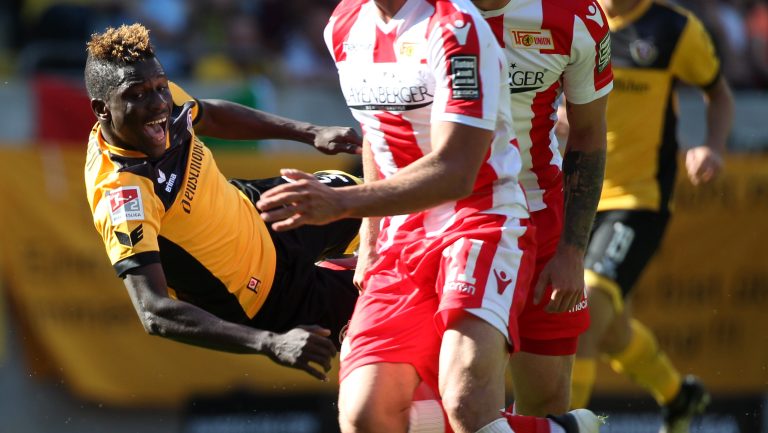 13.05.18, Dresden, Rudolf Harbig Stadion, DDV-Stadion, GER, Dresden, 2.Bundesliga, Saison 2017/ 2018, 34. Spieltag, SG Dynamo Dresden vs 1.FC Union Berlin
im Bild  Moussa Kone (Dresden) geht zu Boden 
Foto: Karina Hessland-Wissel

 *** Local Caption *** Copyright by KH/Karina Hessland Bildjournalismus und Fotografie , Stauffenbergallee 23 , 99085 Erfurt , Tel: 0177-2967631 ; E-Mail: karina.hessland@googlemail.com ; Bankverbindung : Erfurter Bank BLZ : 82064228  Konto: 1107836 , BIC: ERFBDE8E , IBAN: DE55 8206 4228 0001 1078 36 ; SteuerNr.: 151/230/13457  FA Erfurt , Nutzung nur gegen Honorar + 7% Mwst und Urhebernennung! Mit Abdruck werden die AGB von KH Bildjournalismus und Fotografie anerkannt. WICHTIG: Jegliche kommerzielle Nutzung ist Honorar- und Mehrwertsteuerpflichtig! Honorar gemaess MFM. Weitergabe an Dritte nur nach vorheriger Absprache mit dem Urheber! Darstellung im Internet ist grundsaetzlich Honorar- und Mehrwertsteuerpflichtig, auch als 1:1 Kopie in Internet -Ausgaben von Tageszeitungen und Magazinen. Autoren-Nennung auch für Internet -Darstellung gemaess § 13 UrhGes.