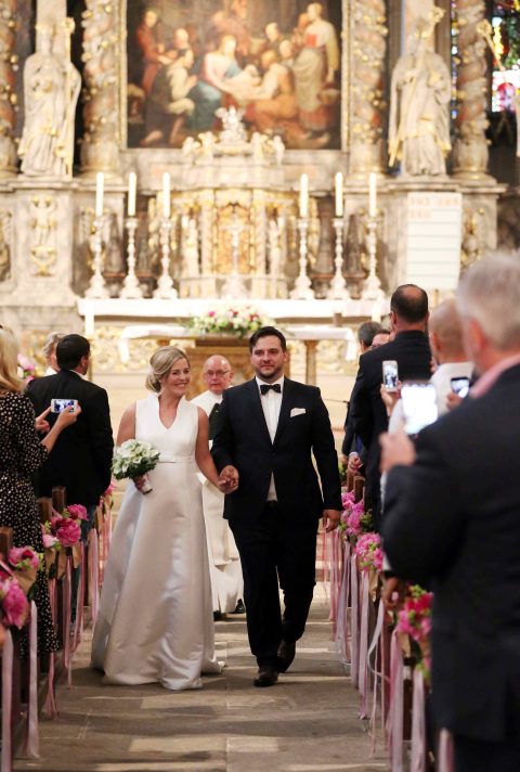 02.06.2018 , Erfurt, Dom St.Marien, Hochzeit / kirchliche Trauung von Daniel und Ivonne Samorey (Karnevalsprinz Samu) - bei der Trauung singen Ross Antony (eigentlich Ross Anthony Catterall) und sein Ehemann Paul Rews 
im Bild: das Brautpaar schreitet nach der Trauung aus dem Dom 
Foto: Karina Hessland-Wissel