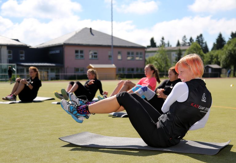 30.06.2018 , Oberhof, Kati Camp 2018, Camp für junge Biathleten mit Kati Wilhelm 
Training / Stabilitätstraining 
Foto: Karina Hessland-Wissel
 *** Local Caption *** Copyright by KH/Karina Hessland Bildjournalismus und Fotografie , Stauffenbergallee 23 , 99085 Erfurt , Tel: 0177-2967631 ; E-Mail: karina.hessland@googlemail.com ; Bankverbindung : Erfurter Bank BLZ : 82064228  Konto: 1107836 , BIC: ERFBDE8E , IBAN: DE55 8206 4228 0001 1078 36 ; SteuerNr.: 151/230/13457  FA Erfurt , Nutzung nur gegen Honorar + 7% Mwst und Urhebernennung! Mit Abdruck werden die AGB von KH Bildjournalismus und Fotografie anerkannt. WICHTIG: Jegliche kommerzielle Nutzung ist Honorar- und Mehrwertsteuerpflichtig! Honorar gemaess MFM. Weitergabe an Dritte nur nach vorheriger Absprache mit dem Urheber! Darstellung im Internet ist grundsaetzlich Honorar- und Mehrwertsteuerpflichtig, auch als 1:1 Kopie in Internet -Ausgaben von Tageszeitungen und Magazinen. Autoren-Nennung auch für Internet -Darstellung gemaess § 13 UrhGes.