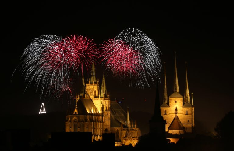 21.07.18 , Erfurt, Pyro Games - Feuerwerk hinter Dom und St.Severi 
Foto: Karina Hessland-Wissel
 *** Local Caption *** Copyright by KH/Karina Hessland Bildjournalismus und Fotografie , Stauffenbergallee 23 , 99085 Erfurt , Tel: 0177-2967631 ; E-Mail: karina.hessland@googlemail.com ; Bankverbindung : Erfurter Bank BLZ : 82064228  Konto: 1107836 , BIC: ERFBDE8E , IBAN: DE55 8206 4228 0001 1078 36 ; SteuerNr.: 151/230/13457  FA Erfurt , Nutzung nur gegen Honorar + 7% Mwst und Urhebernennung! Mit Abdruck werden die AGB von KH Bildjournalismus und Fotografie anerkannt. WICHTIG: Jegliche kommerzielle Nutzung ist Honorar- und Mehrwertsteuerpflichtig! Honorar gemaess MFM. Weitergabe an Dritte nur nach vorheriger Absprache mit dem Urheber! Darstellung im Internet ist grundsaetzlich Honorar- und Mehrwertsteuerpflichtig, auch als 1:1 Kopie in Internet -Ausgaben von Tageszeitungen und Magazinen. Autoren-Nennung auch für Internet -Darstellung gemaess § 13 UrhGes.
