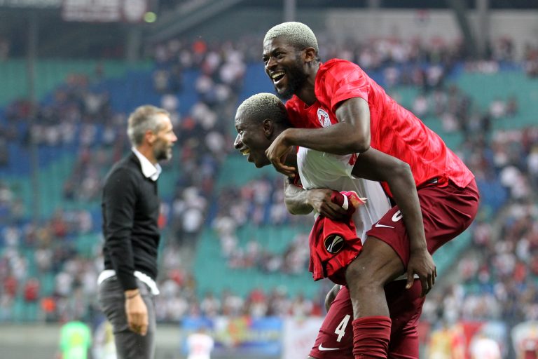 20.09.18 , Leipzig, Red Bull Arena, GER, Saison 2018/ 2019, UEFA Europa League, Gruppe B, 1.Spieltag von 6
RasenBallsport Leipzig  vs FC Red Bull Salzburg
im Bild  Schlussjubel Amadou Haidara und Jerome Onguene  (Salzburg)  
DFL regulations prohibit any use of photographs as image sequences and/or quasi-video
Foto: Karina Hessland-Wissel
 *** Local Caption *** Copyright by KH/Karina Hessland Bildjournalismus und Fotografie , Stauffenbergallee 23 , 99085 Erfurt , Tel: 0177-2967631 ; E-Mail: karina.hessland@googlemail.com ; Bankverbindung : Erfurter Bank BLZ : 82064228  Konto: 1107836 , BIC: ERFBDE8E , IBAN: DE55 8206 4228 0001 1078 36 ; SteuerNr.: 151/230/13457  FA Erfurt , Nutzung nur gegen Honorar + 7% Mwst und Urhebernennung! Mit Abdruck werden die AGB von KH Bildjournalismus und Fotografie anerkannt. WICHTIG: Jegliche kommerzielle Nutzung ist Honorar- und Mehrwertsteuerpflichtig! Honorar gemaess MFM. Weitergabe an Dritte nur nach vorheriger Absprache mit dem Urheber! Darstellung im Internet ist grundsaetzlich Honorar- und Mehrwertsteuerpflichtig, auch als 1:1 Kopie in Internet -Ausgaben von Tageszeitungen und Magazinen. Autoren-Nennung auch für Internet -Darstellung gemaess § 13 UrhGes.
DFL regulations prohibit any use of photographs as image sequences and/or quasi-video